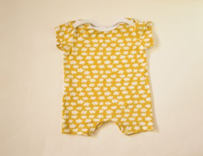 Pelele niña manga corta con nubes